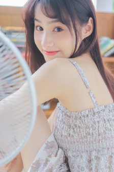 巴黎一丝不佳的走秀的背景故事简单